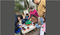 People doing crafts on a table outdoors thumbnail266127